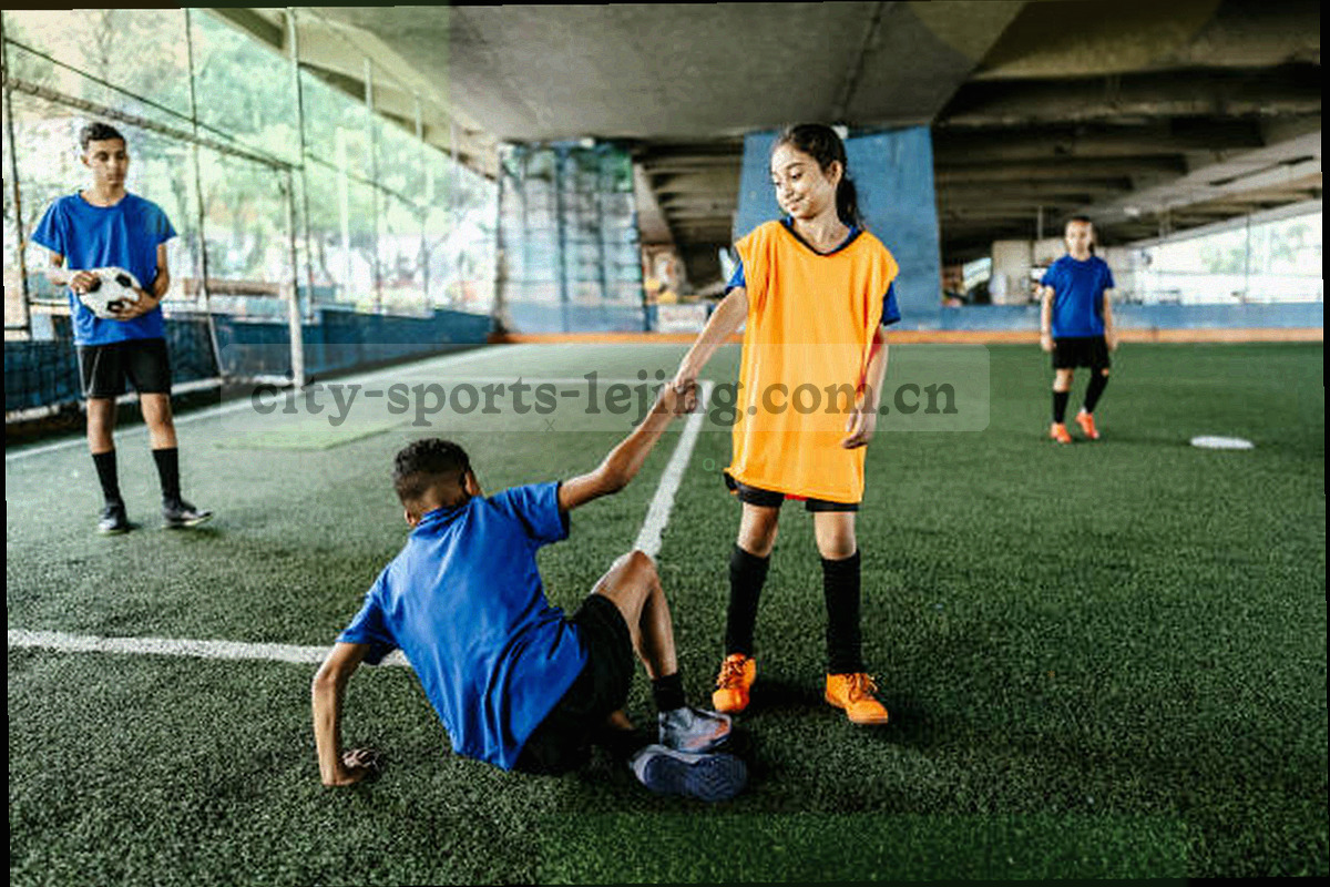 收藏列表与重点场次视图的界面示意，高亮卡片排在列表最前